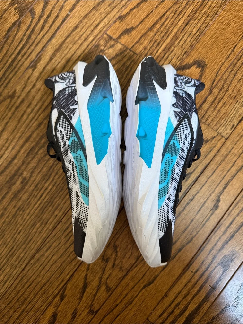 Boys size 3Y Under armour Lightweight Running Shoes in Black, White & Blue